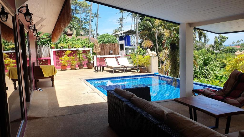 Outdoor lounge by the pool